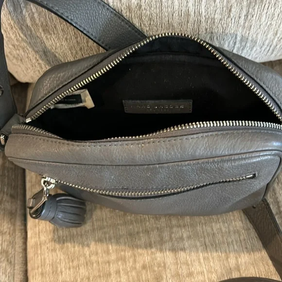 Marc Jacobs adjustable Crossbody gray bag front compartment zipper closures - Picture 8 of 10